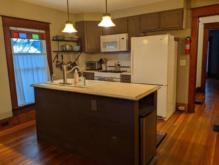 Large Bakery Apartment - Central Downtown Location Fredonia Eksteriør bilde